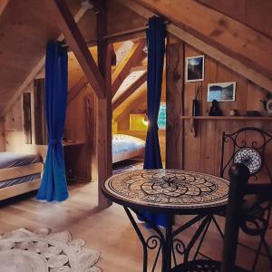 una camera con tavolo e letto in mansarda di Ferienwohnung im Wald, für Naturfreunde a Clausthal-Zellerfeld