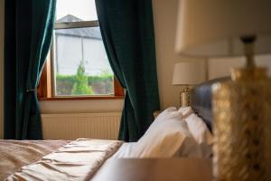1 dormitorio con cama y ventana en Lovely self-catering apartment in city centre, en Dumfries