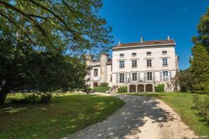 uma grande casa branca com uma entrada em CHATEAU DE MAILLAT em Maillat