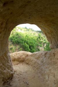 uma gruta de pedra com vista para uma montanha em Cascina Creusa B&B em Pocapaglia