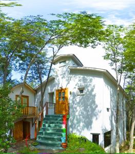 dom ze schodami prowadzącymi do niego w obiekcie Familia Piatti B&B - Suites w mieście Ushuaia