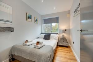 1 dormitorio con 2 camas y ventana en Swan Apartments by Week2Week en Newcastle