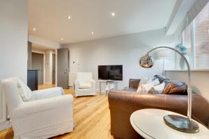 - un salon avec un canapé et une table dans l'établissement Swan Apartments by Week2Week, à Newcastle upon Tyne