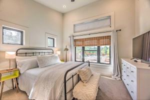 Schlafzimmer mit einem Bett, einem Fenster und einem TV in der Unterkunft Bright CasaBlanca Spa Retreat with Mtn Views! in Ruidoso