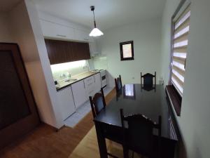 uma cozinha com uma mesa e uma sala de jantar em Oaza Mira em Pale