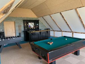 Billiards table sa Billund-BnB ApS