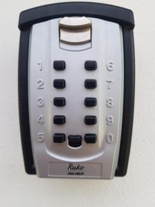 un mando a distancia sentado en la parte superior de una pared en Langelund Apartments, en Langelund