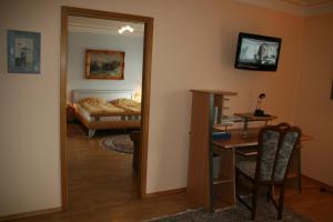 Zimmer mit einem Spiegel, einem Tisch und einem Bett in der Unterkunft Aparthotel im Brauhausviertel in Hamburg