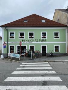 um edifício com uma faixa de pedestres em frente em Penzion U Pešků em Horní Planá