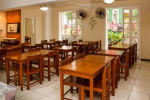 ein Esszimmer mit Holztischen und Stühlen in der Unterkunft Hotel Carioca in Rio de Janeiro