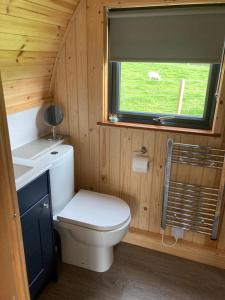 Ванна кімната в Owls Retreat Glamping Pod with Hot tub