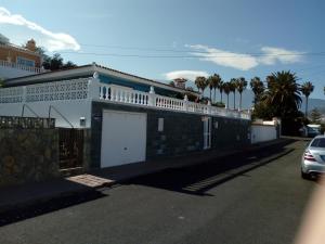 Casa bianca con balcone su una strada di Villa Nerea a La Paz