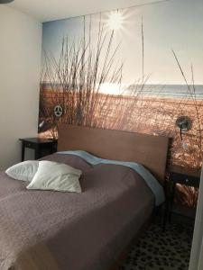 a bedroom with a bed with a view of the beach at Apartament Słoneczny 5 Mórz in Sianozety