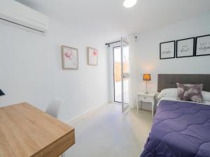 A bed or beds in a room at Cubo's Urban Miranda Apartment