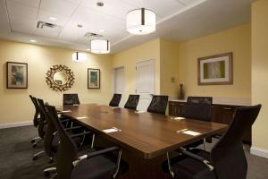 สิ่งอำนวยความสะดวกทางธุรกิจและ/หรือห้องประชุมที่ Days Inn & Suites by Wyndham Altoona
