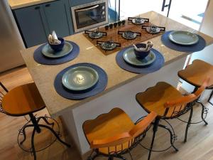 a kitchen island with plates and bowls on top of it at Refugio da praia in Paraty