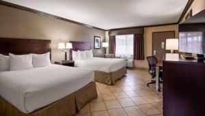 Säng eller sängar i ett rum på Best Western Plus Raton Hotel
