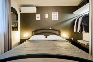 um quarto com uma cama grande num quarto em West Garden At Aigio By Greece Apartments em Aigio