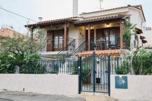 una casa con una puerta delante de ella en West Garden At Aigio By Greece Apartments, en Egio