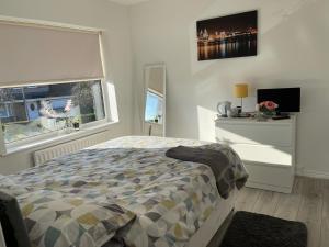 1 dormitorio con cama y ventana en Chateau julie en Liverpool