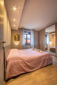 a bedroom with a large bed in a room at Binario 9 3/4 in Villafranca Piemonte