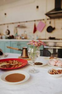 una mesa con platos de comida y un jarrón de flores en Patio en Sevastopol