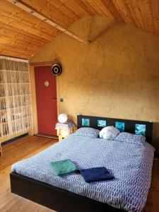 フーフェルラントにあるPurple Papillonの青いタオルが敷かれたベッドのある寝室 +142枚の写真