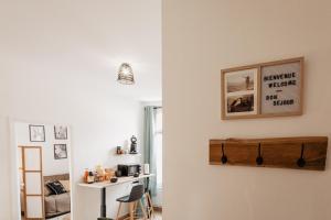 - un salon avec une étagère sur le mur dans l'établissement Les Appartements Hyper Centre Valenciennes, à Valenciennes