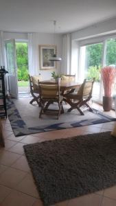 sala de estar con mesa de madera y sillas en Ferienwohnung Villa Bella Vista en Bad Sachsa