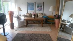 巴特薩克薩的住宿－Ferienwohnung Villa Bella Vista，带沙发、桌子和镜子的客厅