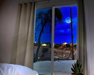 Moonlight Suite Arad צימר אור הירח, ערד客房内的一张或多张床位