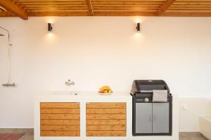 Kuchyň nebo kuchyňský kout v ubytování ETHOS Luxury Home - Seaview Villa with Hot-Tub!