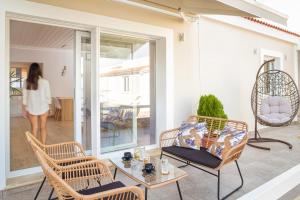 Posezení v ubytování ETHOS Luxury Home - Seaview Villa with Hot-Tub!