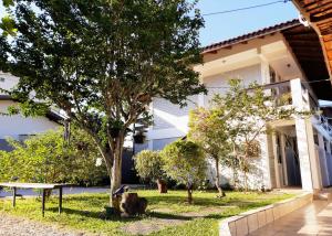 un parque frente a una casa con un árbol en Residencial de Los Pájaros, en Florianópolis