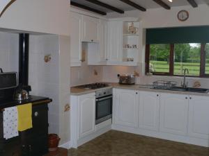 Virtuvė arba virtuvėlė apgyvendinimo įstaigoje Hilltop Bungalow for a Spacious Country Break