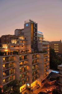 فندق أورينت كوين هومز في بيروت: مبنى فوقه ساعة