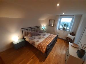 a bedroom with a bed and a window at FeWo für 2-6 Personen im Grünen in Freudenberg