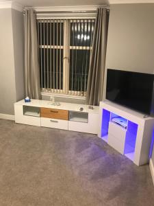A television and/or entertainment centre at City Centre Executive 2 Bed Apartment with WiFi & Parking