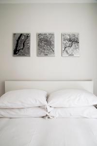 un lit blanc avec trois photos sur le mur dans l'établissement Windmill Lane 002, à Dublin