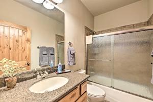 ein Badezimmer mit Waschbecken und Dusche in der Unterkunft Less Than 1 Mi to Torreon Golf Club Show Low Condo in Show Low + 24 Fotos