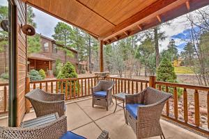 eine Terrasse mit Stühlen und Tischen auf einer Terrasse in der Unterkunft Less Than 1 Mi to Torreon Golf Club Show Low Condo in Show Low