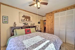En eller flere senge i et værelse på Cattail Creek Escape, 44 Mi to Mt Mitchell!