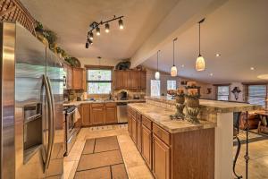 Køkken eller tekøkken på Cattail Creek Escape, 44 Mi to Mt Mitchell!