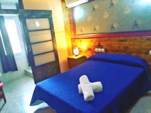 سرير أو أسرّة في غرفة في Hostal Isla Cristina Mataro