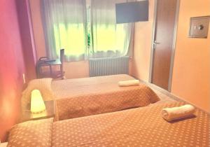 سرير أو أسرّة في غرفة في Hostal Isla Cristina Mataro