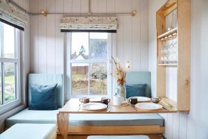 Posezení v ubytování Aileen - Unique tiny house with wood fired roll top bath in heart of the Cairngorms + 18 fotografií