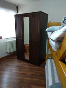 Ein Bett oder Betten in einem Zimmer der Unterkunft Peña del viento a pie de pistas estación San Isidro