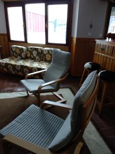 Ein Sitzbereich in der Unterkunft Peña del viento a pie de pistas estación San Isidro