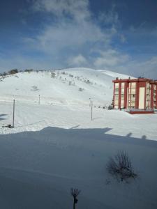 Peña del viento a pie de pistas estación San Isidro im Winter