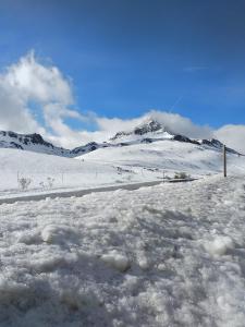 Peña del viento a pie de pistas estación San Isidro im Winter